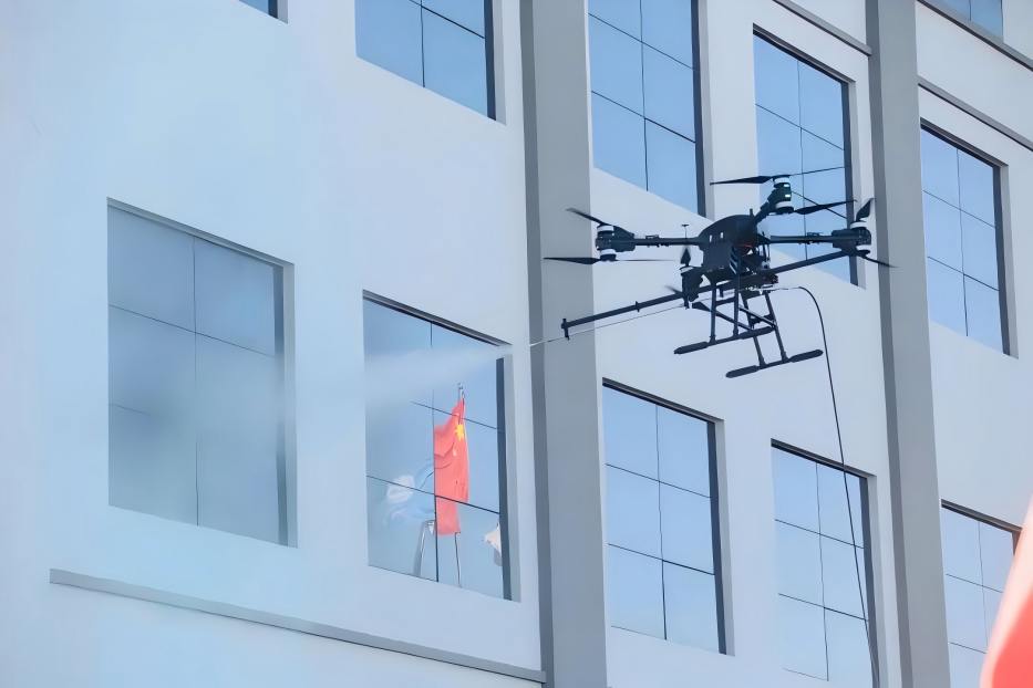 高空清洗無(wú)人機(jī)作業(yè)